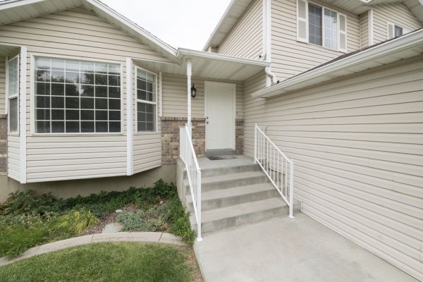 Cost of White Vinyl Siding Replacement in Davis